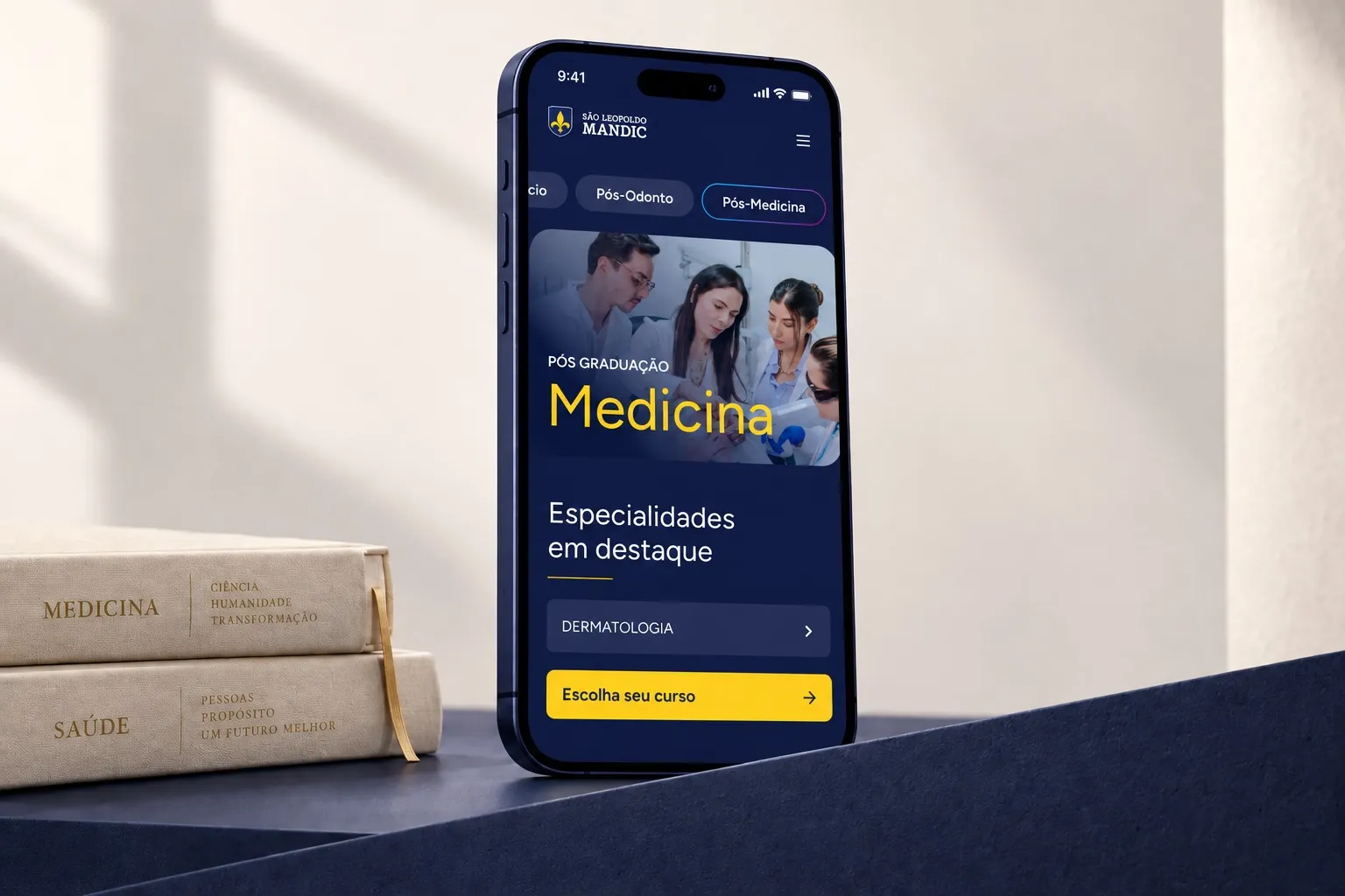 Celular exibindo a vitrine de pós-graduação em Medicina da Mandic, com especialidades em destaque